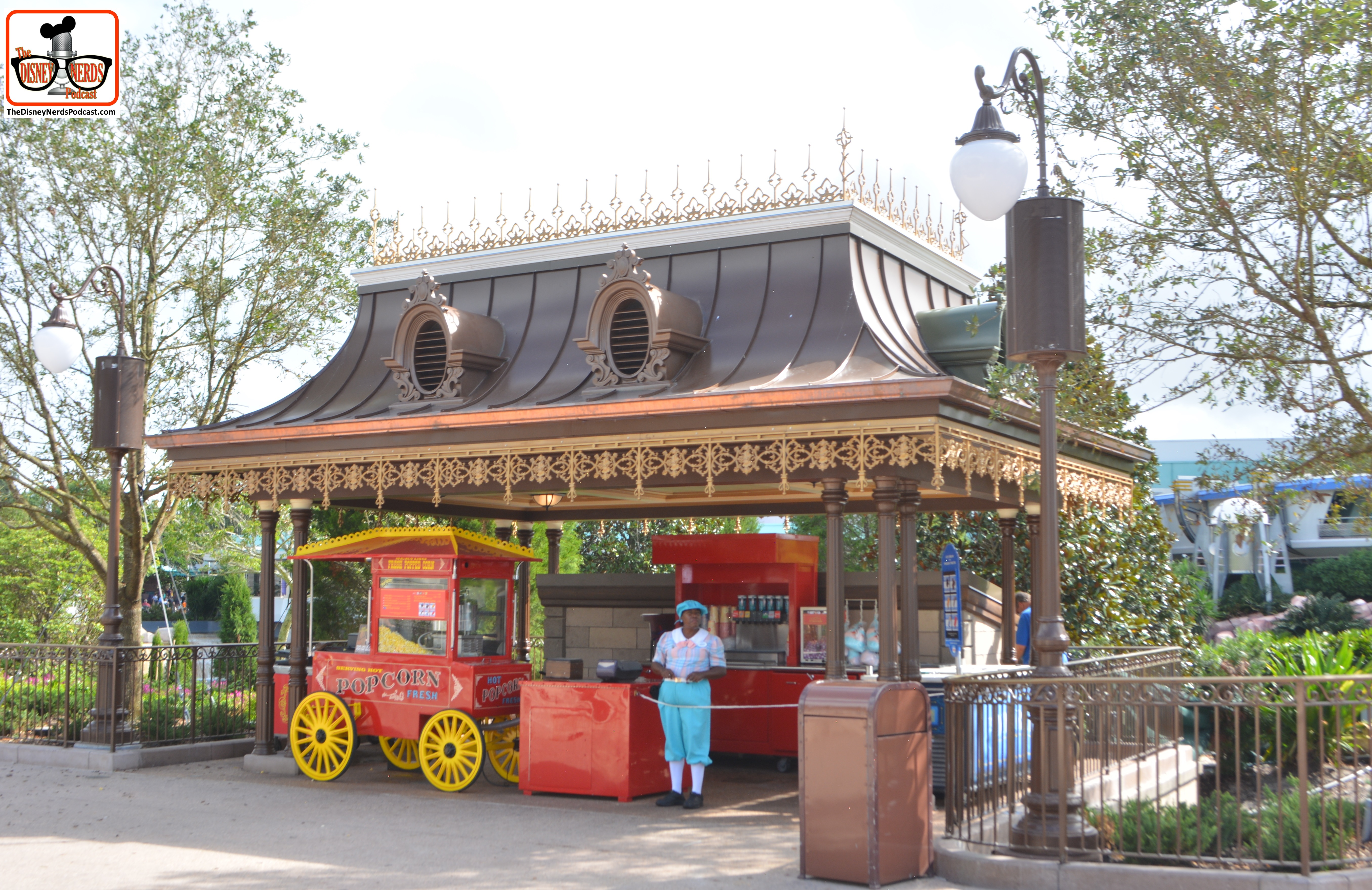 The new hub - outside circle - features two new popcorn/ice cream carts.. much bigger than the previous stands near the castle (the old stands where replaced by the new turrets_