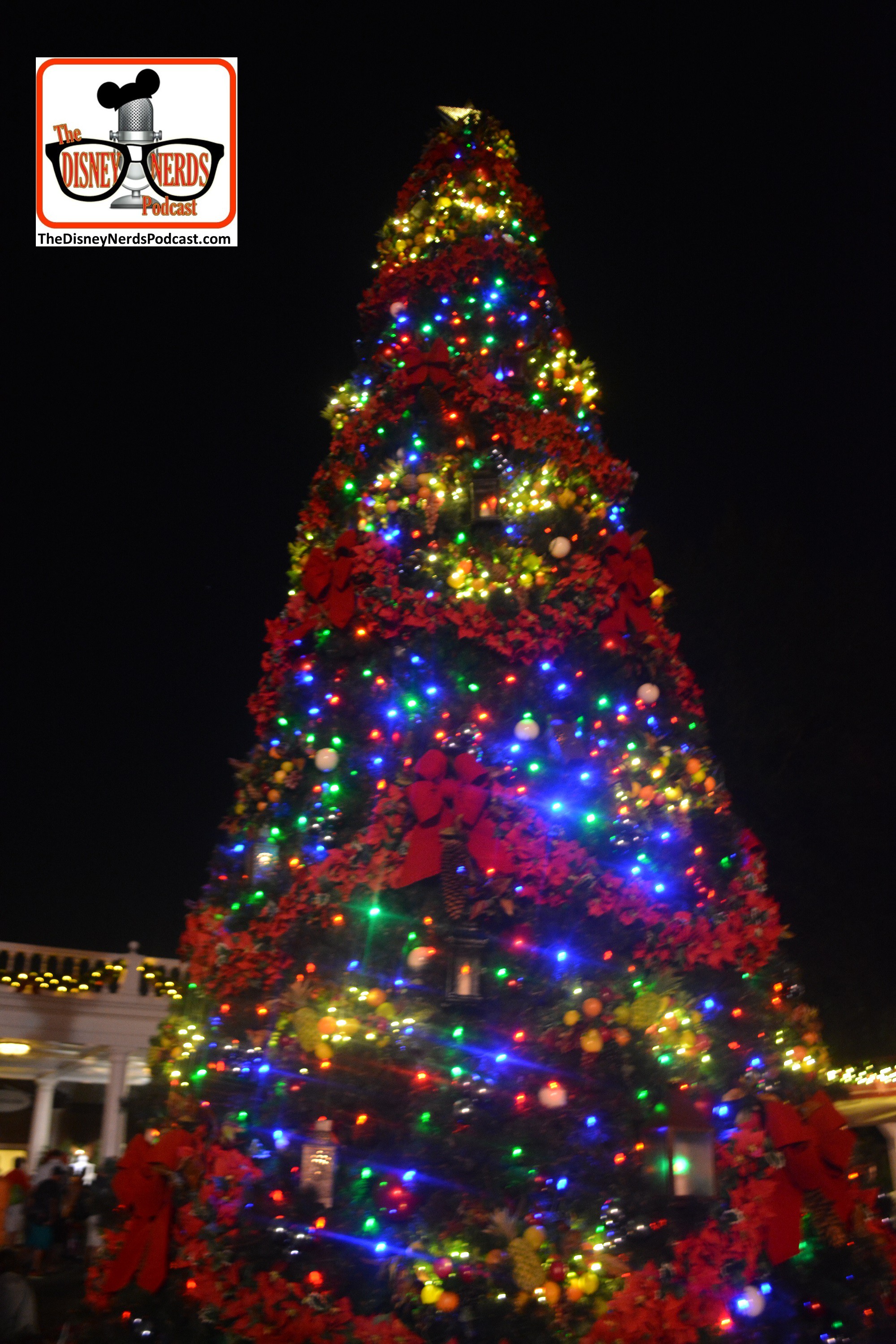 2015-12 - Epcot - Holidays Around the World Christmas Tree in American Adventure