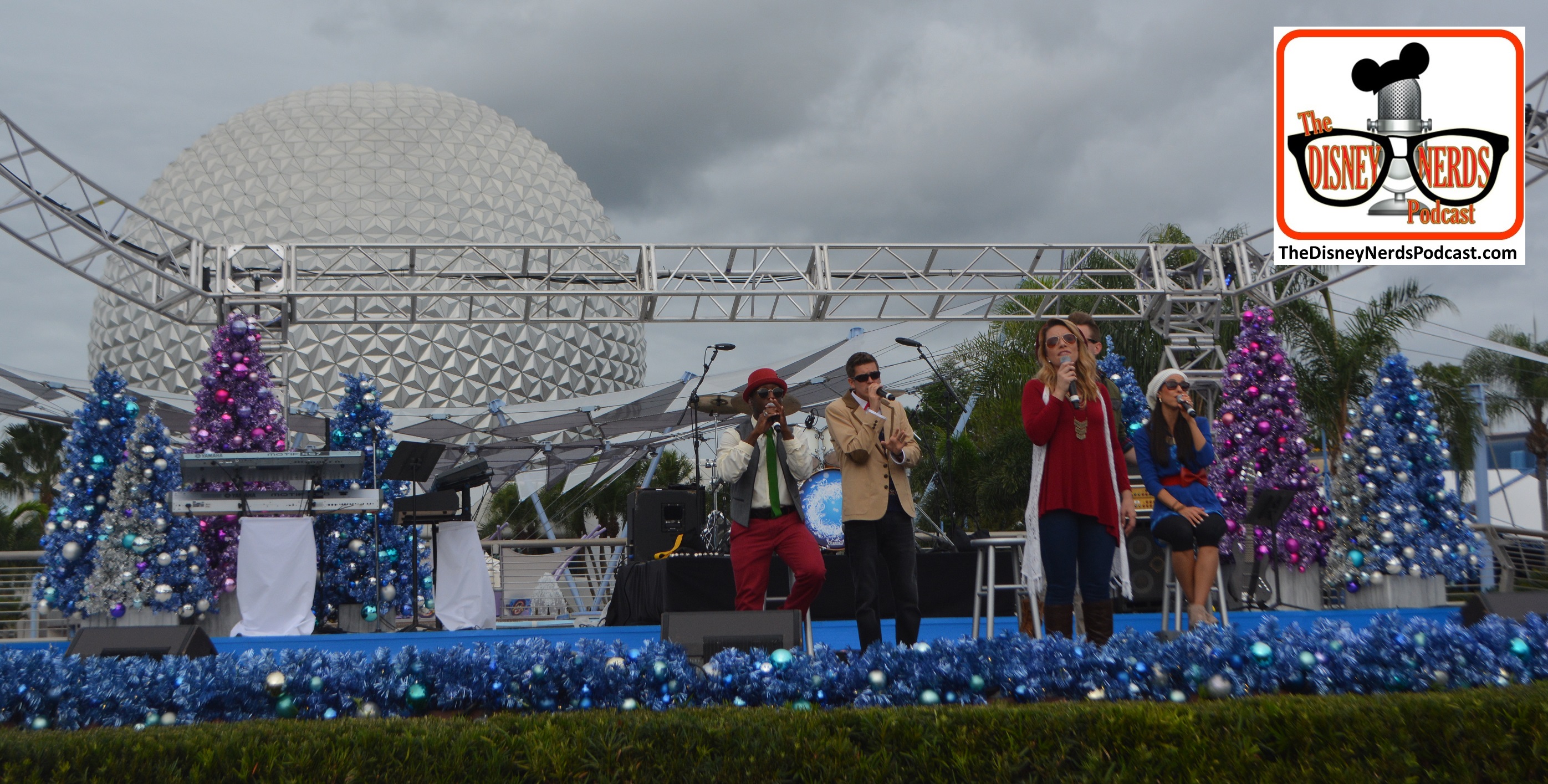 2015-12 - Epcot - American Music Machine performs daily on The Fountain of Nations stage