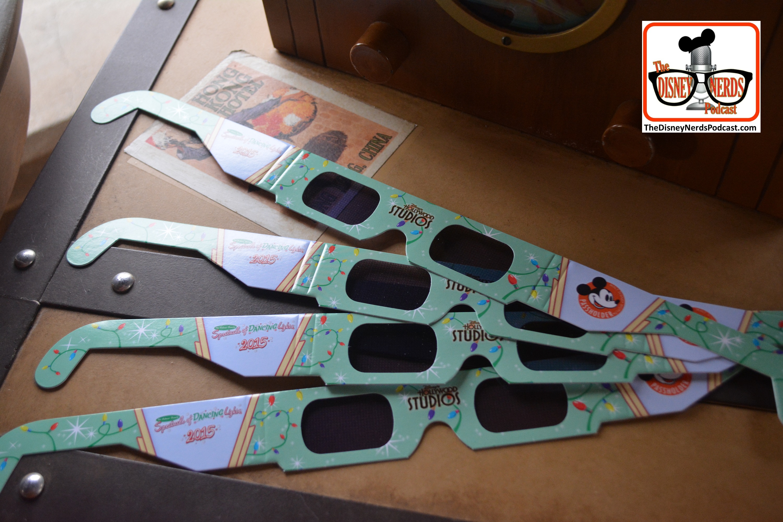 2015-12 - Hollywood Studios -Osborne Lights - get your Pass-holder 3D glasses at Sid Curingas