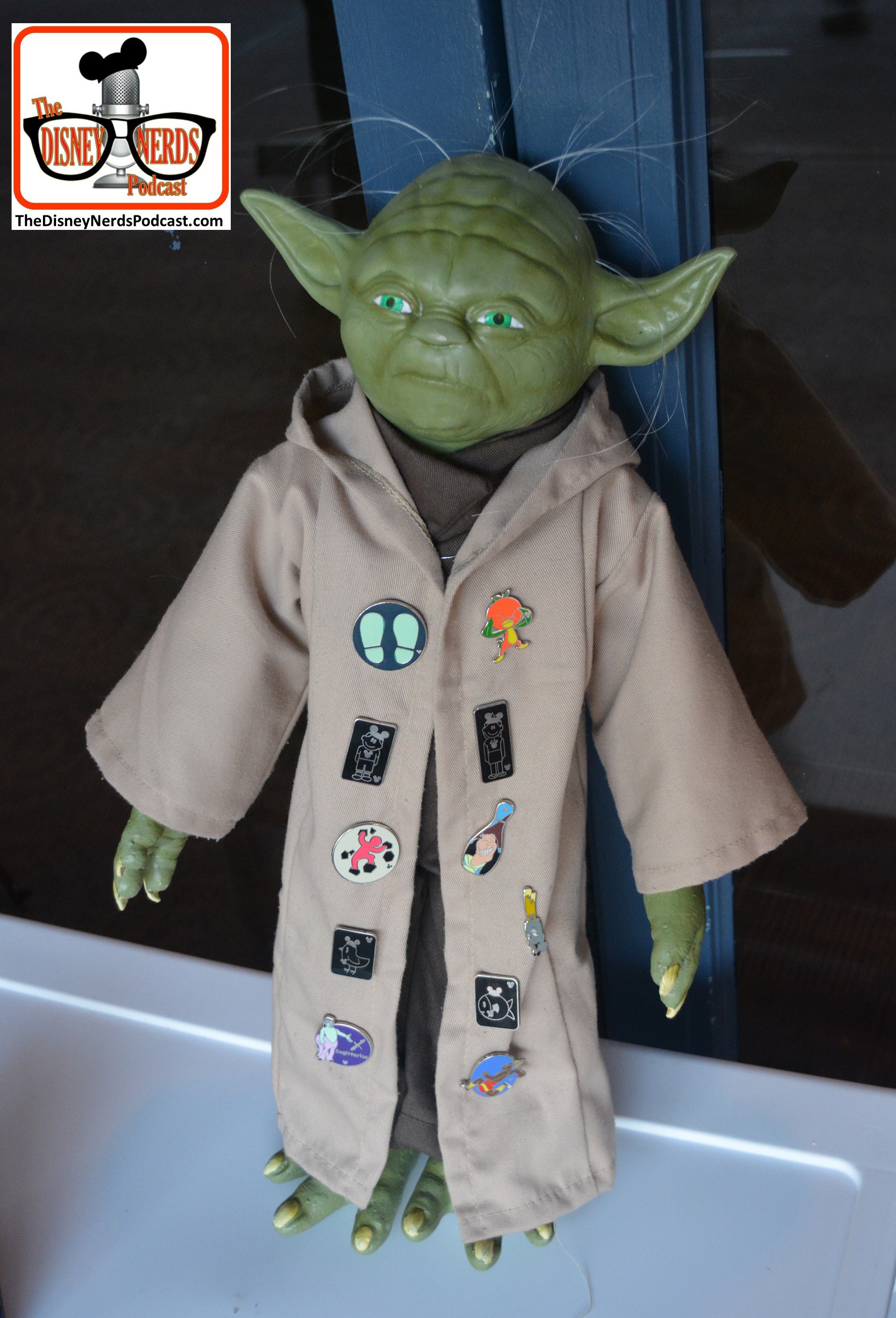 2015-12 - Hollywood Studios - Trade pins with Yoda you will