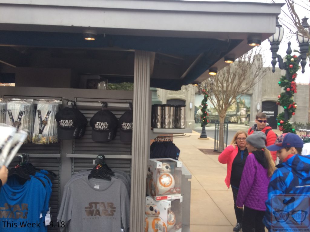 What would Grand Avenue be without something else new. There is now a pop-up store intended to delight shoppers seeking Galaxy Edge merchandise. Similar items still entice guests in Tatooine Traders as mentioned in last week’s update. For night time enjoyment, new lighting can be seen on top of The Grand Loft Apartments. It’s mission: to light the Galaxy Edge photo drop.