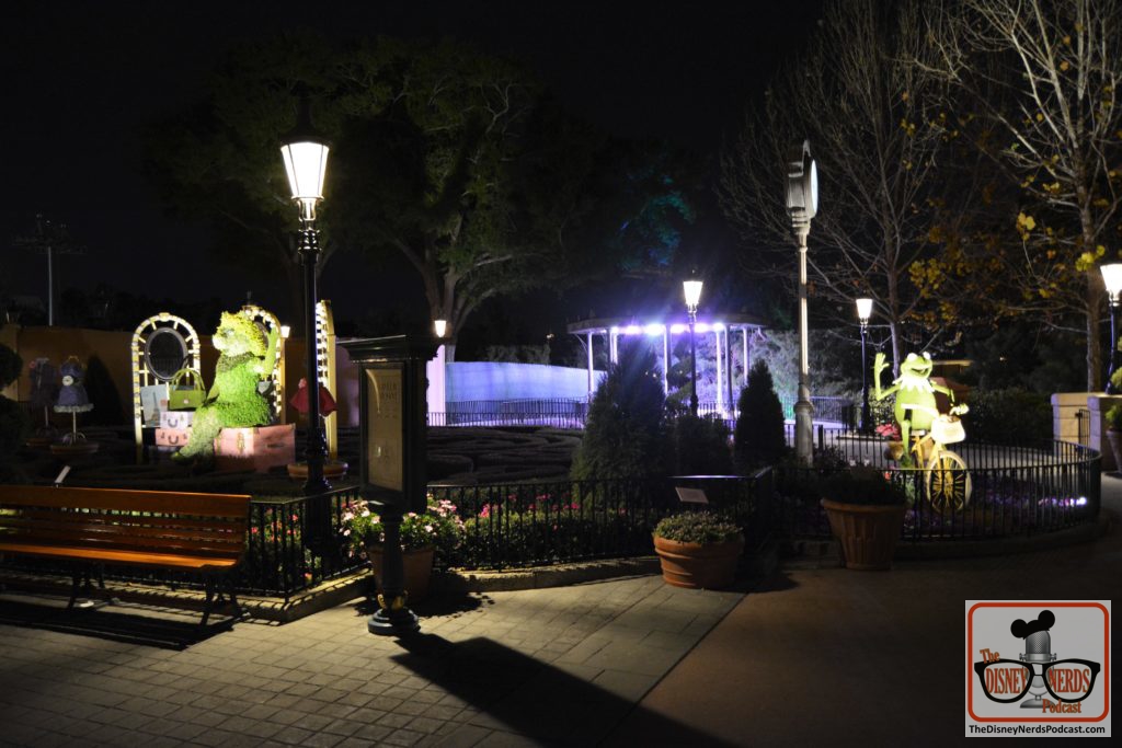 The Disney Nerds Podcast March 11, 2019 Epcot Flower and Garden Photo Report - Miss Piggy and Kermit at Night